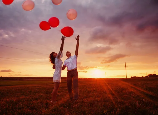 Brudparet med ballonger utomhus — Stockfoto