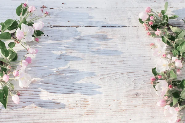 Flores de primavera fondo de madera blanco —  Fotos de Stock