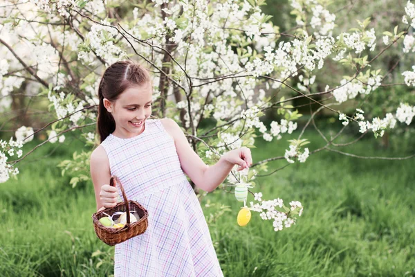 Chica sosteniendo cesta de huevos decorados — Foto de Stock