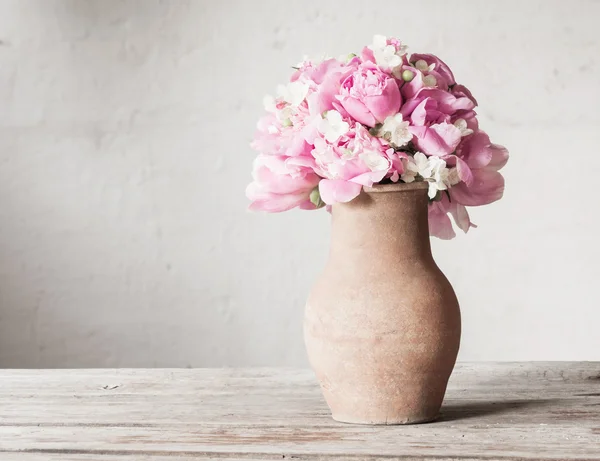 Blumen im alten Krug — Stockfoto