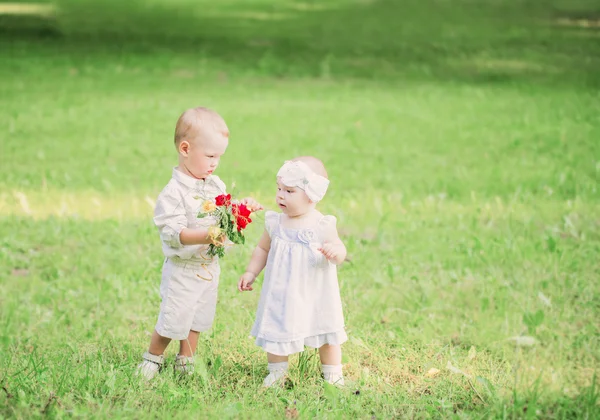 Двое маленьких детей в летнем парке — стоковое фото