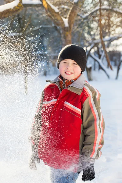 Porträt eines süßen Jungen im Winterpark — Stockfoto