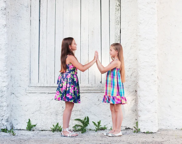 Hermosas chicas en el fondo pared blanca — Foto de Stock