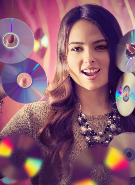 Retrato de bela menina morena com vários cds brilhantes — Fotografia de Stock
