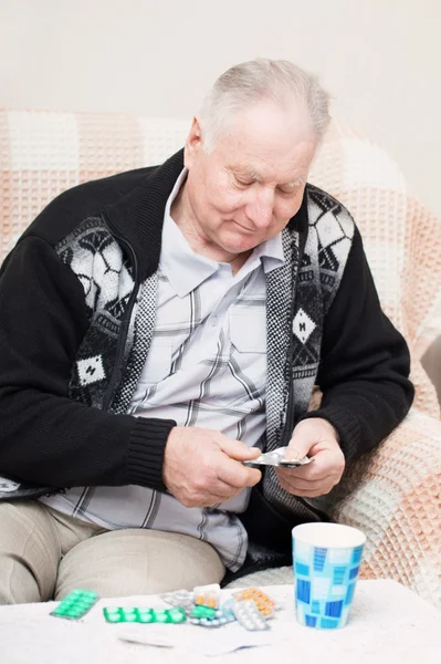 Γέροι, κρατώντας ένα χάπι ιατρικής στο σπίτι — Φωτογραφία Αρχείου