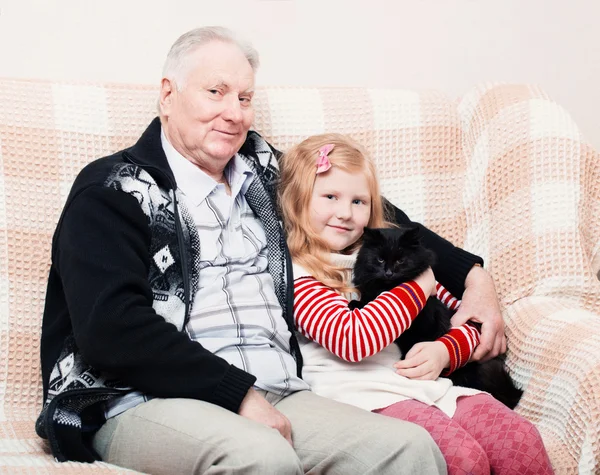 Vieux hommes et petite fille avec chat — Photo