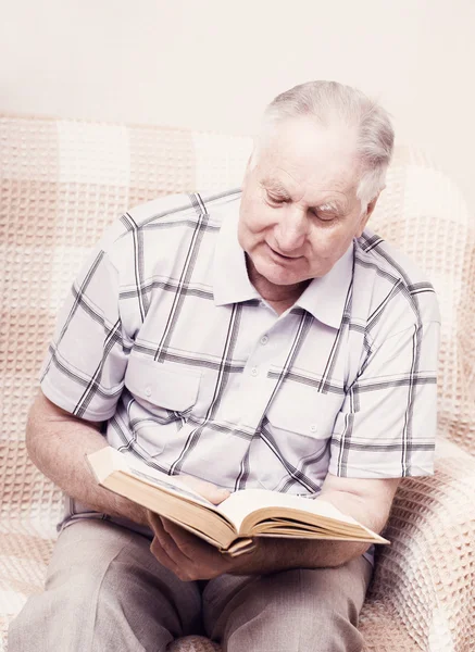 Velho homem leitura livro — Fotografia de Stock