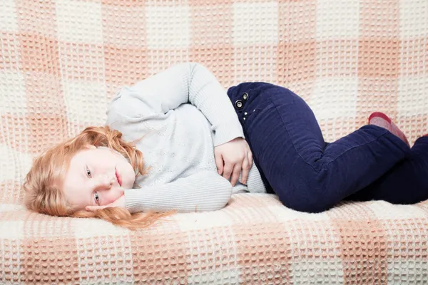 Παιδί με πόνο στο στομάχι σε καναπέ — Φωτογραφία Αρχείου