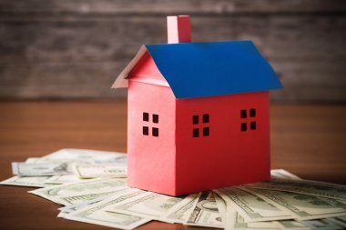 Kağıt ve para ahşap zemin üzerine evden