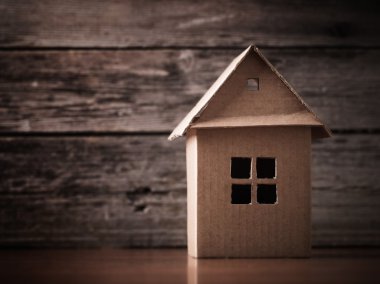 ahşap zemin üzerinde kahverengi kağıt evde