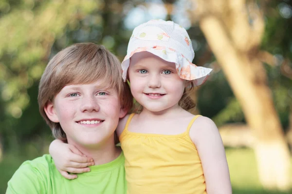 Hermano y hermana al aire libre — Foto de Stock