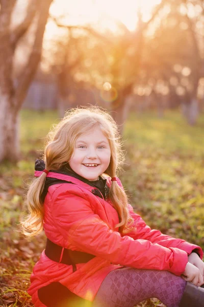 Menina feliz no jardim da primavera — Fotografia de Stock