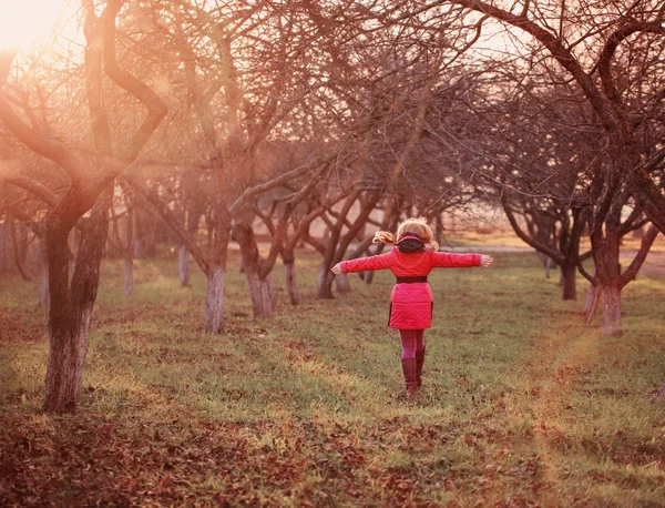 Menina feliz no jardim — Fotografia de Stock