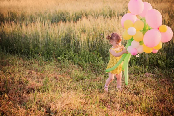 Fille avec ballons en plein air — Photo