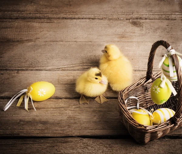 Goslings con huevos de Pascua sobre fondo de madera —  Fotos de Stock