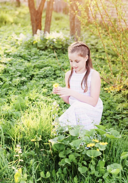 Menina feliz no jardim — Fotografia de Stock