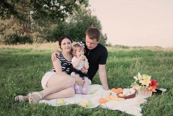 Feliz madre, padre e hija al aire libre — Foto de Stock