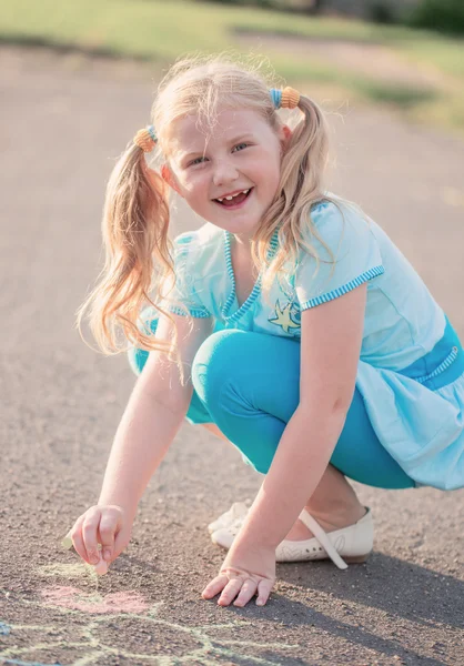 Het kind een krijt puttend uit asfalt — Stockfoto