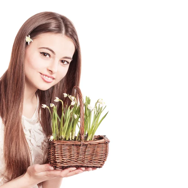 Schönes Mädchen mit Schneeglöckchen — Stockfoto