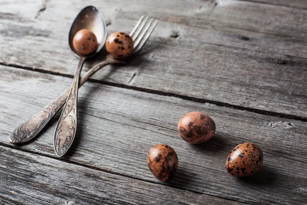 Tenedor de plata vintage y cuchara con huevos de codorniz de Pascua en el viejo —  Fotos de Stock