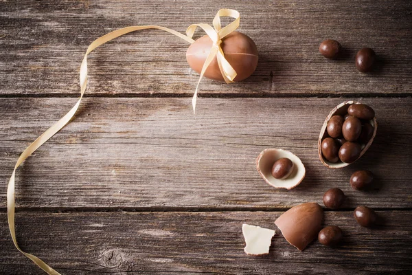 Chocolade paaseieren over houten achtergrond Stockfoto