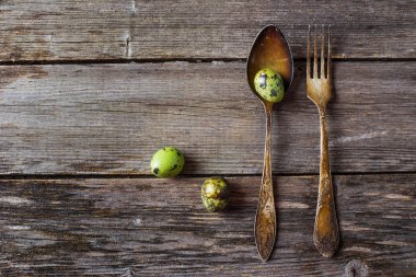 Vintage gümüş çatal ve kaşıkla eski Bıldırcın yumurta
