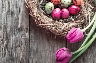 Paskalya yortusu yumurta yuva rustik ahşap zemin üzerine çiçekli