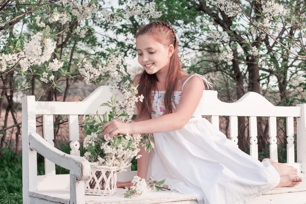 Menina bonita com flor de primavera — Fotografia de Stock