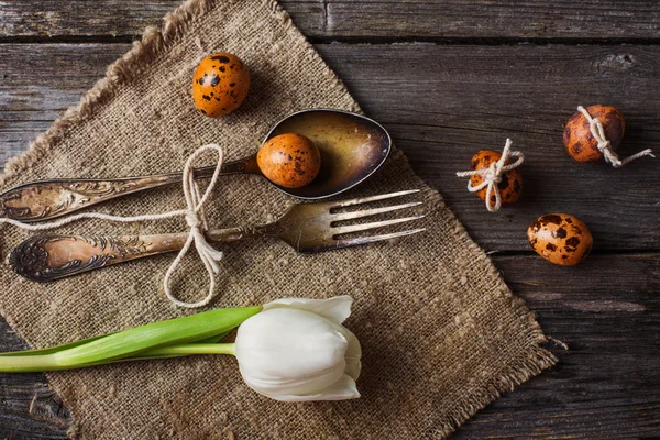 Vintage-Silberbesteck Gabel und Löffel mit Osterwachteleiern auf alten — Stockfoto