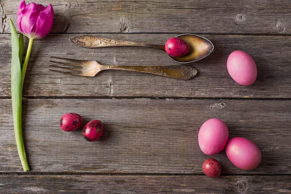 Forchetta e cucchiaio di argenteria vintage con uova di Pasqua su legno vecchio — Foto Stock