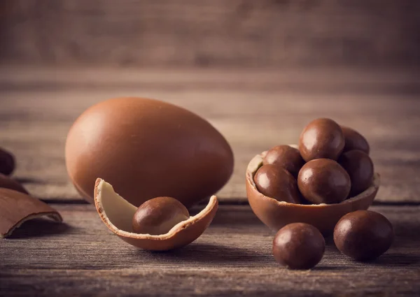 Chocolate Easter Eggs Over Wooden Background — Stock Photo, Image