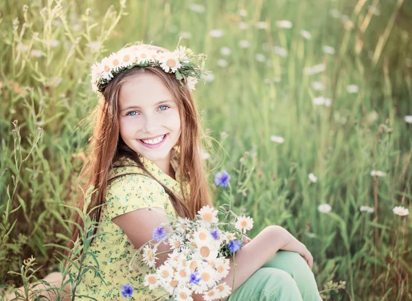 Dziecko dziewczynka w pole rumianek — Zdjęcie stockowe