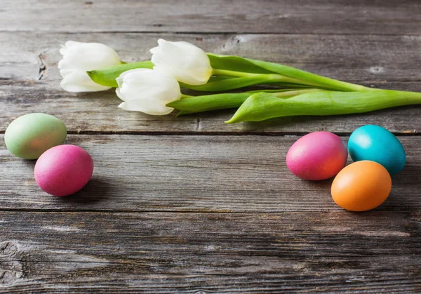 Uova di Pasqua con fiori su sfondo di legno — Foto Stock