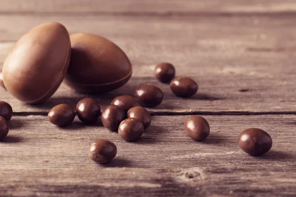 木製の背景にチョコレートイースターエッグ — ストック写真