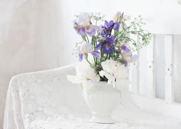 Virágok a fapadon — Stock Fotó