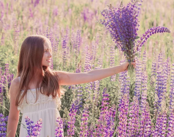 Šťastná dívka venkovní — Stock fotografie