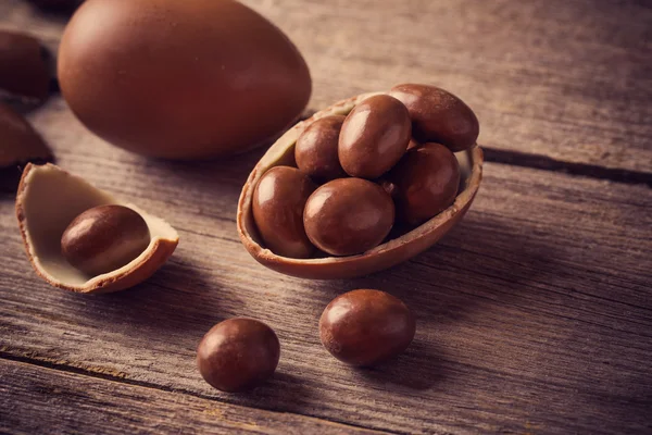 Cioccolato uova di Pasqua su sfondo di legno — Foto Stock