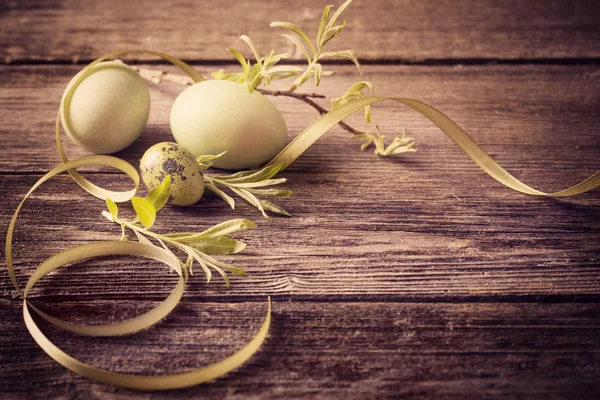 Huevos de Pascua verdes sobre fondo de madera — Foto de Stock