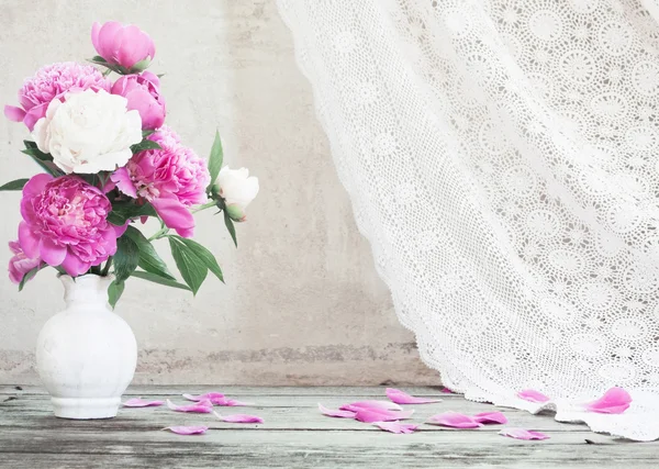 Blumen auf weißem Hintergrund — Stockfoto