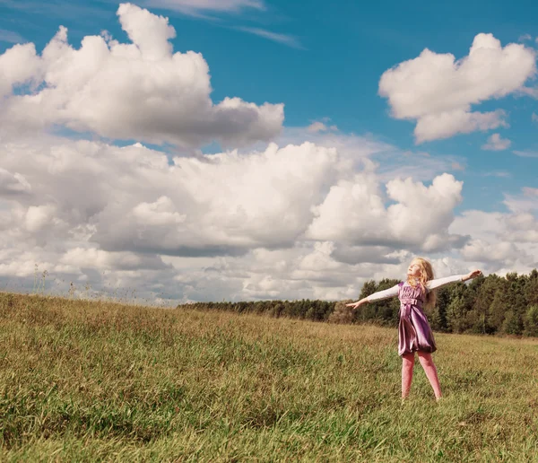 Petite fille joue avec ballon dans l'herbe — Photo