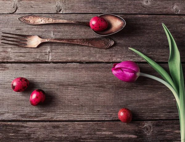 Forchetta e cucchiaio di argenteria vintage con uova di Pasqua su legno vecchio — Foto Stock