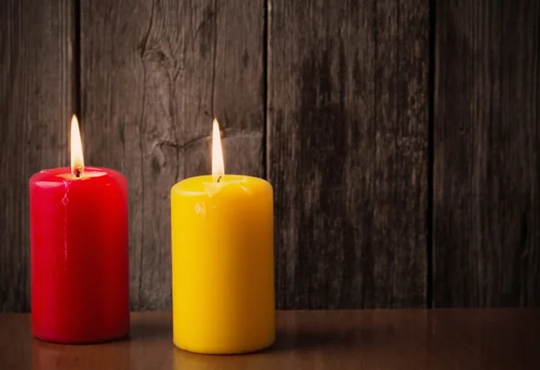 Свечи на деревянном фоне — стоковое фото