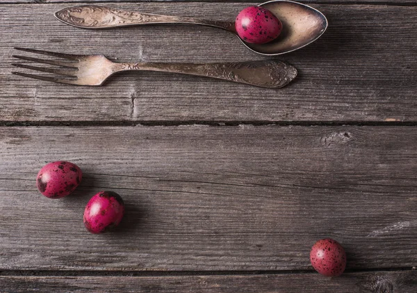 Vintage silverware fork and spoon with easter eggs on old wooden — Stock Photo, Image