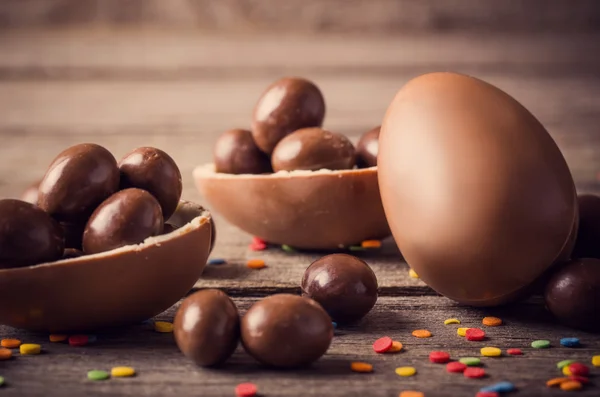 Œufs de Pâques au chocolat sur fond en bois — Photo