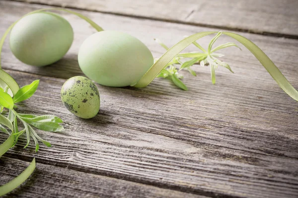 Zelená velikonoční vejce na dřevěném pozadí — Stock fotografie