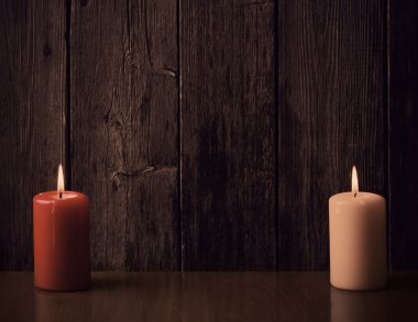 eski ahşap zemin üzerine mumlar