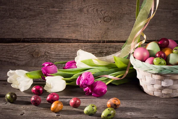 Tulipani e uova di Pasqua su sfondo di legno — Foto Stock