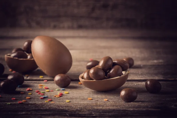 巧克力复活节彩蛋盖过木制背景 — 图库照片