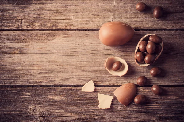 Œufs de Pâques au chocolat sur fond en bois — Photo