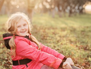 mutlu kız bahçede çimlerin üzerine